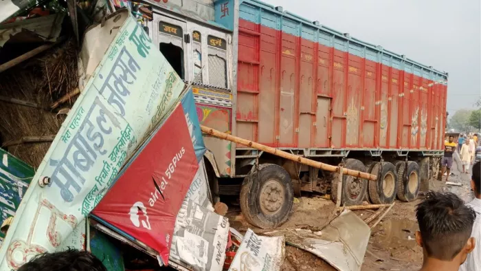 Munger News: ट्रैक्टर-बोलेरो को टक्कर मारते हुए दुकानों में घुसा बेकाबू ट्रक, एक की मौत; एक दर्जन जख्मी