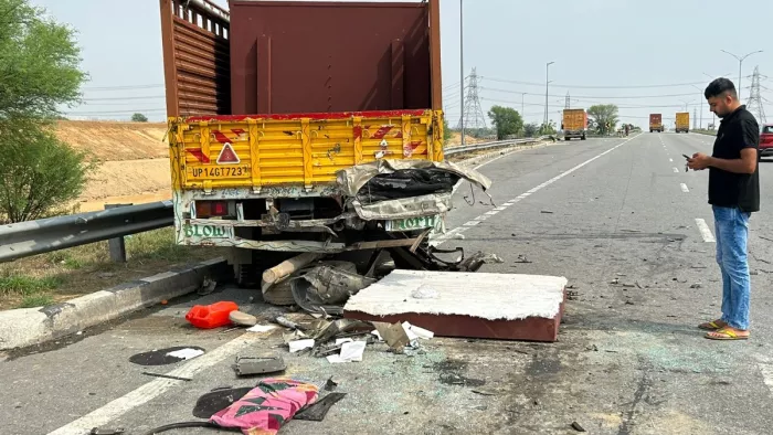 गुरुग्राम के केएमपी एक्सप्रेस-वे पर टोल टैक्स के पास भीषण सड़क हादसे में चार की मौत।