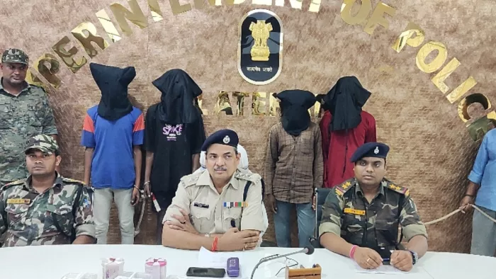 प्रेस वार्ता में जानकारी देते अनुमंडल पुलिस पदाधिकारी वेंकटेश कुमार