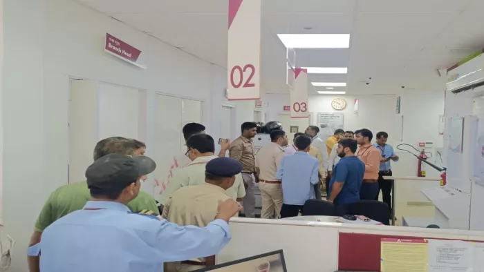 बिहार के शेखपुरा में एक्सिस बैंक से 50 लाख से अधिक की लूट
