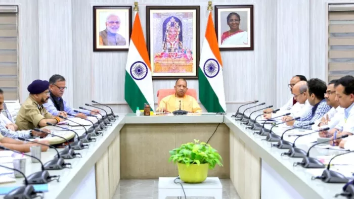 सरकारी आवास पर कांवड़ यात्रा, संचारी रोग, वन महोत्सव, मोहर्रम के संबंध में बैठक करते मुख्यमंत्री योगी आदित्यनाथ। सूचना विभाग