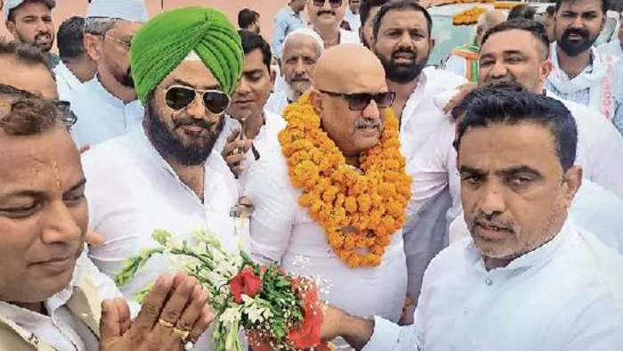 UP News: कांग्रेस कार्यकर्ताओं से मिलते प्रदेश अध्यक्ष अजय राय।