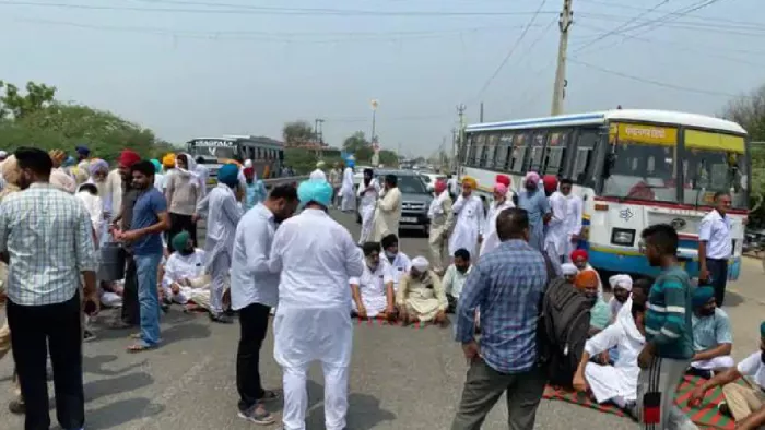 किसानों ने बठिंडा-गंगानगर नेशनल हाईवे पर दिया धरना
