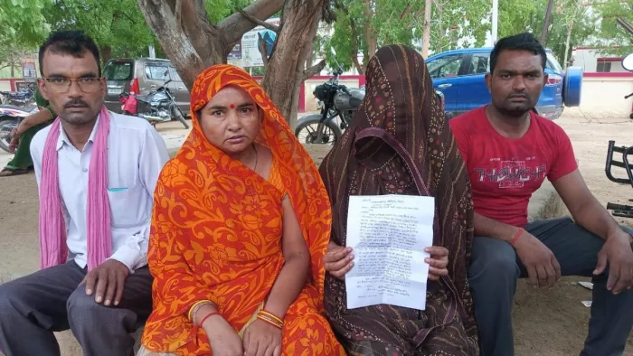 एसपी कार्यालय शिकायत करने पहुंचा पीड़ित परिवार। जागरण