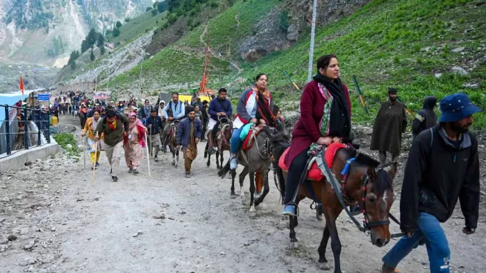 Amarnath Yatra 2024: पवित्र गुफा के दर्शन करने भारी संख्या में पहुंच रहे श्रद्धालु।