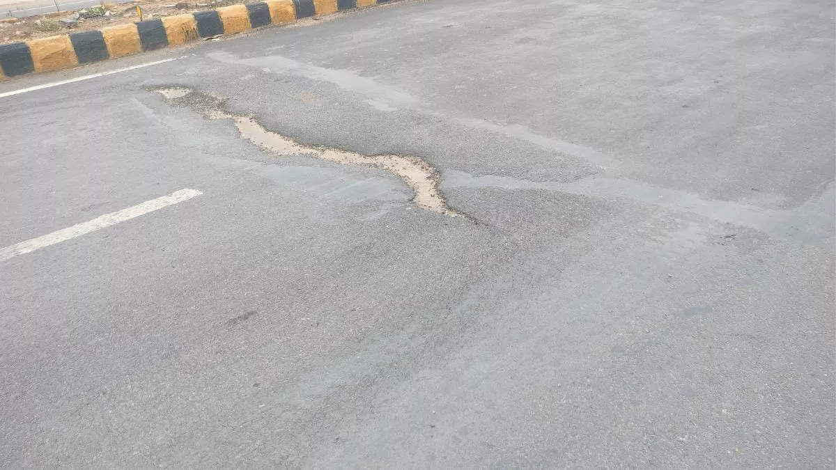 Gurugram News: एक साल पहले बनी सड़क हुई खस्ताहाल, 3 किमी लंबी रोड पर 50 जगह लग चुके हैं पैच
