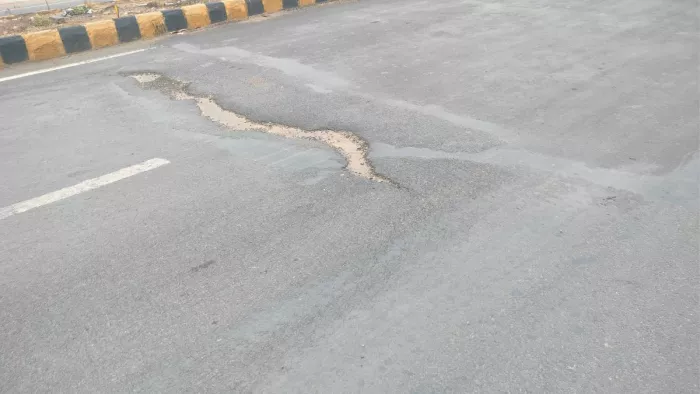 मानेसर में एक साल पहले बनी सड़क कई जगह से टूट गई।