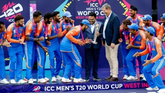 रोहित शर्मा ने अनोखे अंदाज में उठाई वर्ल्ड कप ट्रॉफी
