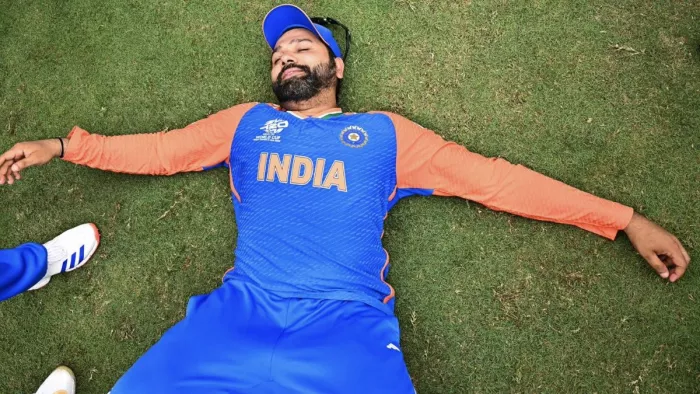 Rohit Sharma ने T20 World Cup 2024 की ट्रॉफी जीतने के बाद शेयर की पहली तस्वीर