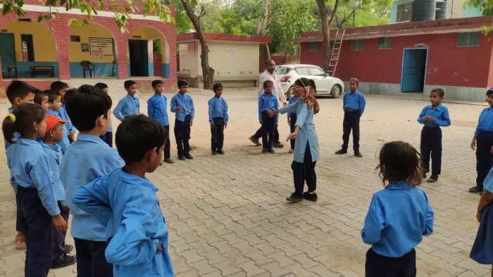 गर्मी की छुट्टियों के बाद गुरुग्राम के स्कूलों में सोमवार को दिखी रौनक।