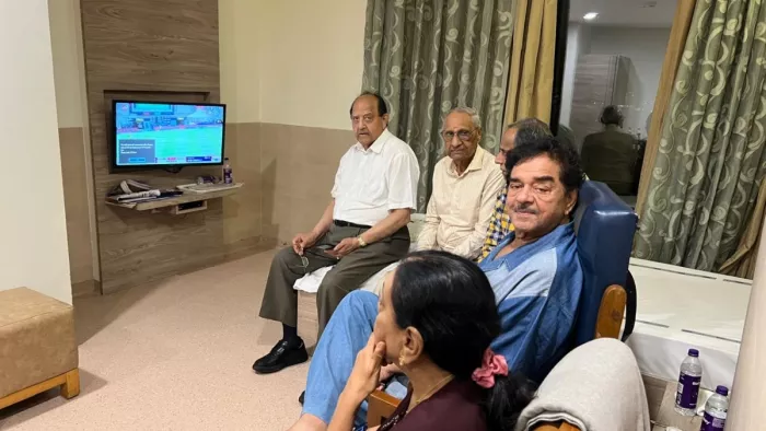 शत्रुघ्न सिन्हा ने देखा मैच (फोटो एक्स)