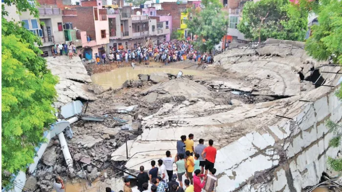 Mathura News: मथुरा में टंकी गिरने की घटना का फाइल फोटो।