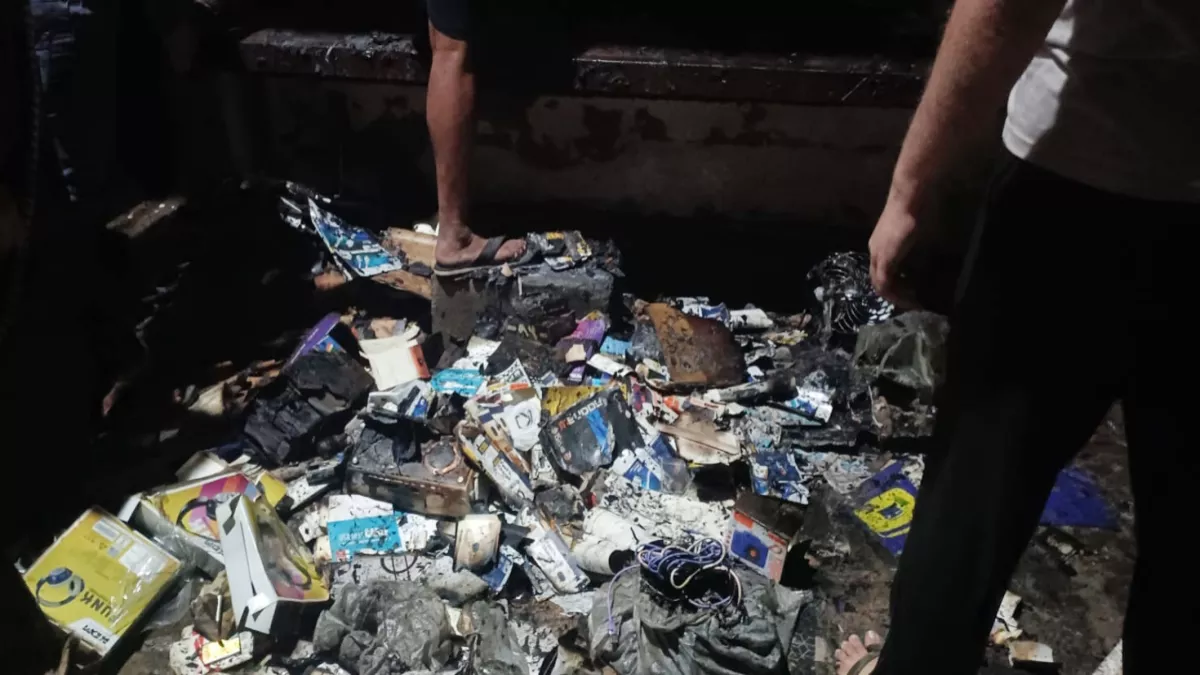 Bulandshahar News : मोबाइल पार्ट्स के गोदाम में भीषण आग, लाखों का नुकसान