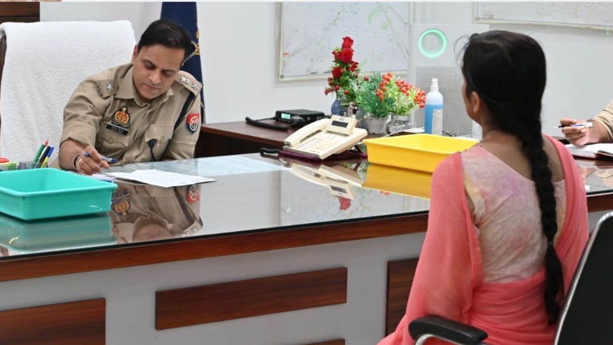 Ashish Tiwari IPS: सहारनपुर का चार्ज संभालते ही एक्‍शन में आए SSP आशीष त‍िवारी, बदल दी ये पुरानी व्‍यवस्‍था - Saharanpur News SSP Ashish Tiwari Changes Public Hearing Process Public ...