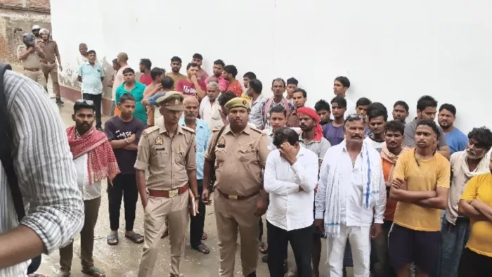 वारदात के बाद मौके पर मौजूद लोग और पुलिस अधिकारी।