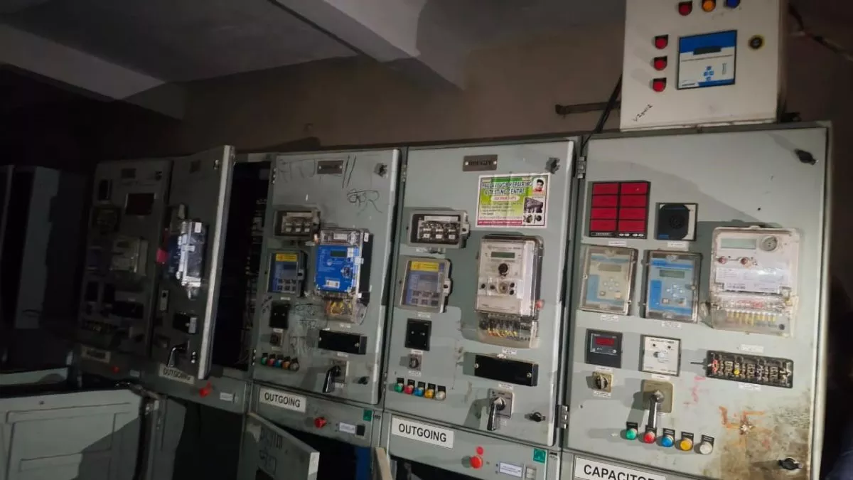 Etah Power Crisis: विद्युत सब स्टेशन पर मशीन फटी, 50 गांवों की आपूर्ति ठप; फाल्ट तलाश रही टीम