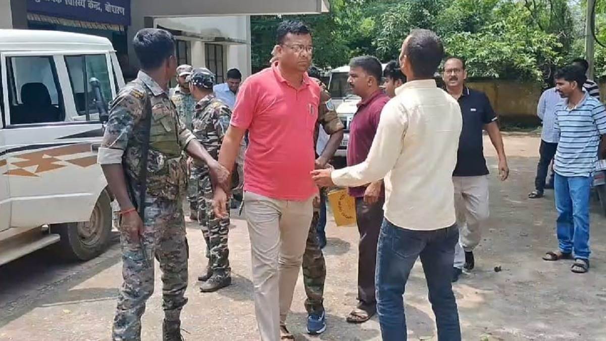 chauparan community medical officer dr satish kumar arrested taking bribe