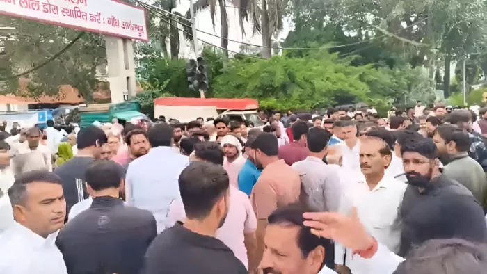 बुल्डोजर एक्शन के विरोध में फरीदाबाद के गांव में जुटे ग्रामीण।