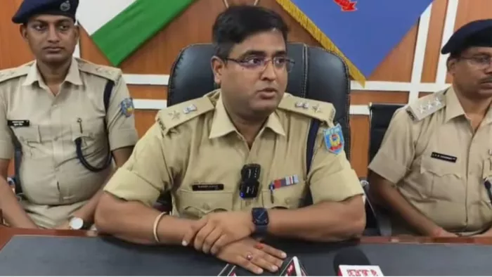 जानकारी देते गोड्डा एसपी मुकेश कुमार। (जागरण)