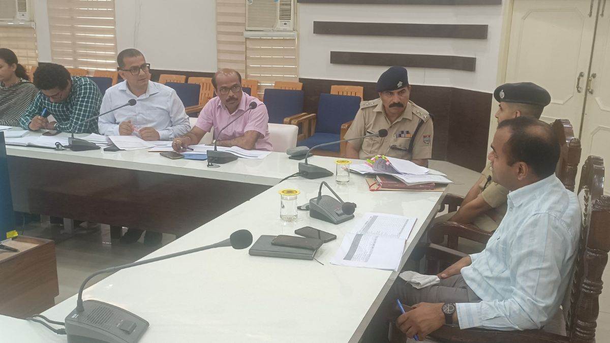 haridwar dm mayur dixit strict on negligence in public hearing issues notice