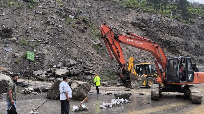 मनाली कीरतपुर फोरलेन पर टनल नंबर 13 के पास बंद पड़ा मार्ग।