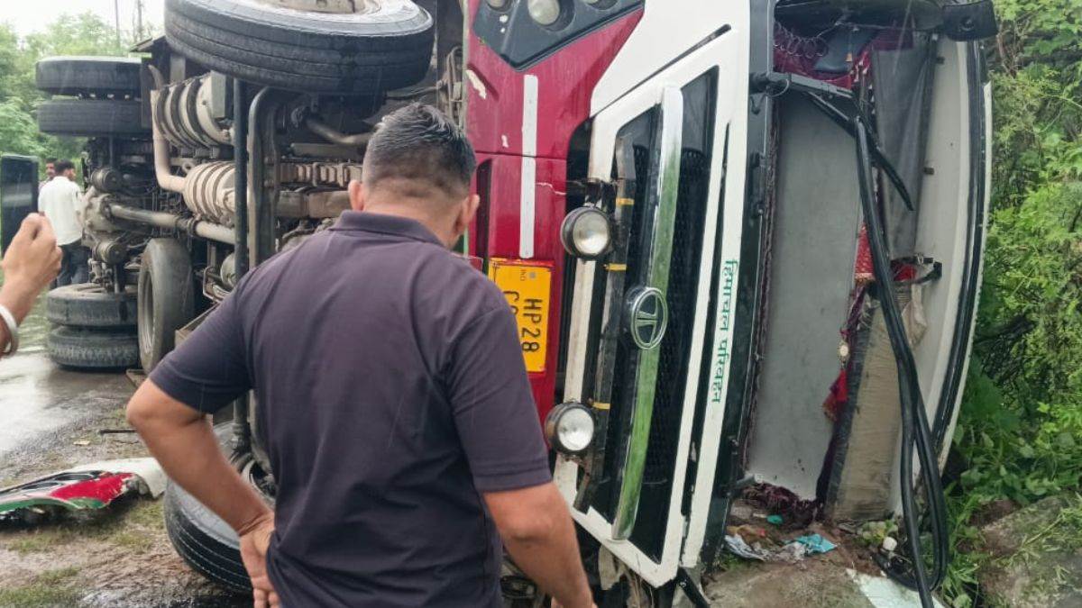 हिमाचल के नालागढ़ में बड़ा हादसा, भारी बारिश के बीच रोडवेज की बस पलटी; 20 से अधिक यात्री घायल - Major accident in Nalagarh Himachal roadways bus overturned amid heavy rain more