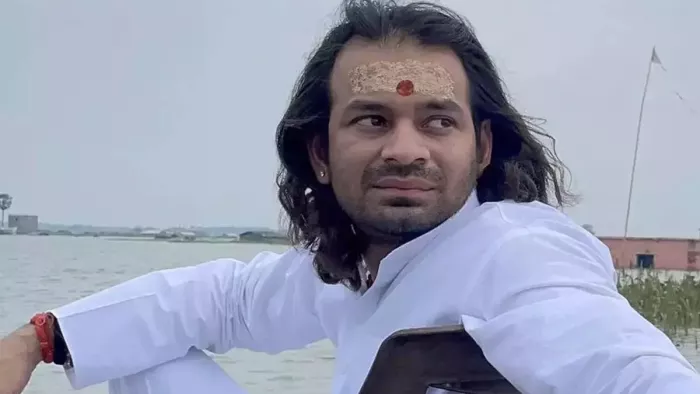 तेजप्रताप यादव सोमवार को लंगरटोली चौराहा के पास अनुष्का यादव के घर पहुंचे। फाइल फोटो