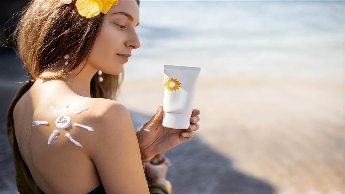 https://www.jagranimages.com/images/newimg/01072025/01_07_2025-woman-with-sunscreen-lotion-on-the-beach-2023-11-27-05-24-05-utc_23972373.jpg