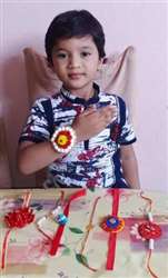 पॉकेट खर्च काटकर कोरोना योद्धाओं के लिए राखियां बना रही बहनें