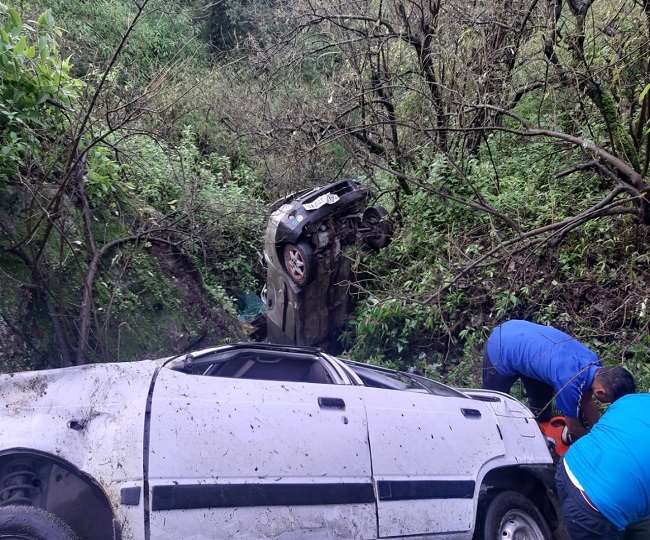 नैनीताल-भवाली मोटर मार्ग में पाइंस में खाई में गिरी कार, चालक घायल Nainital News