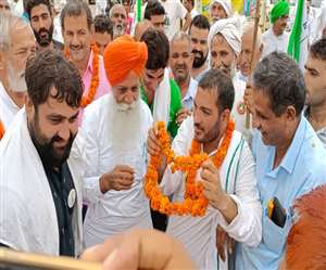 गुरनाम चढूनी का काफिला बहादुरगढ़ में नेशनल हाइवे-नौ के रोहद टोल से शुरू हो चुका