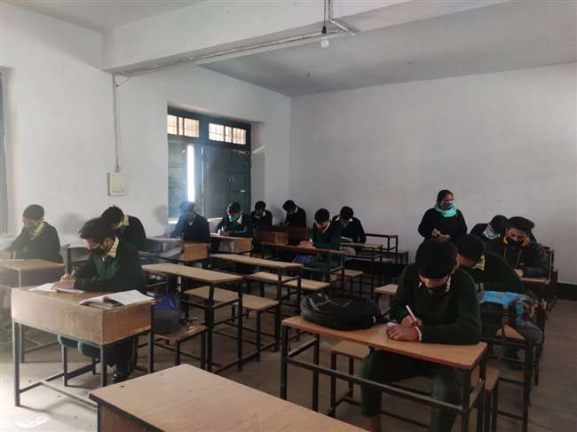 कोरोना महामारी के खतरे के बीच स्कूल नियमित कक्षाओं के लिए खुल रहे हैं।