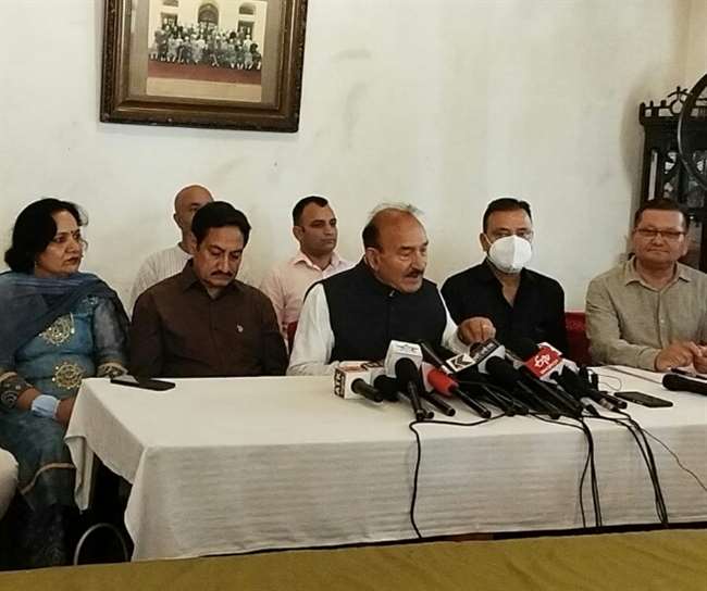 हिमाचल प्रदेश कांग्रेस के वरिष्‍ठ नेता कौल सिंह ठाकुर ने मुख्‍यमंत्री जयराम ठाकुर पर निशाना साधा है।