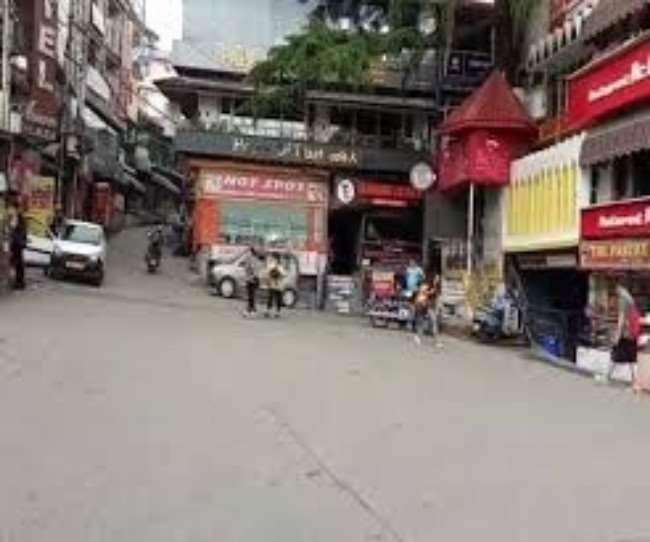 वीकेंड पर पर्यटकों से गुलजार होने वाले मिनी ल्हासा यानी मैक्लोडगंज में अब सन्नाटा पसरा है।