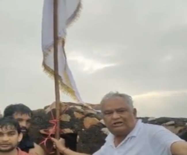 bjp mp dodging police and hoisted flag on hill