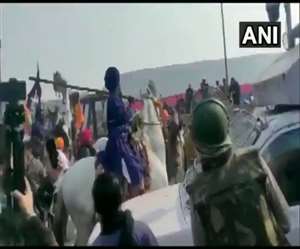 कृषि कानून विरोधी आंदोलन में शामिल निहंगों ने तलवार से किया सीआरपीएफ जवान पर हमला। फाइल फोटो
