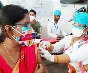 महिला लाभुक को टीका लगातीं नर्स ( फाइल फोटो)।