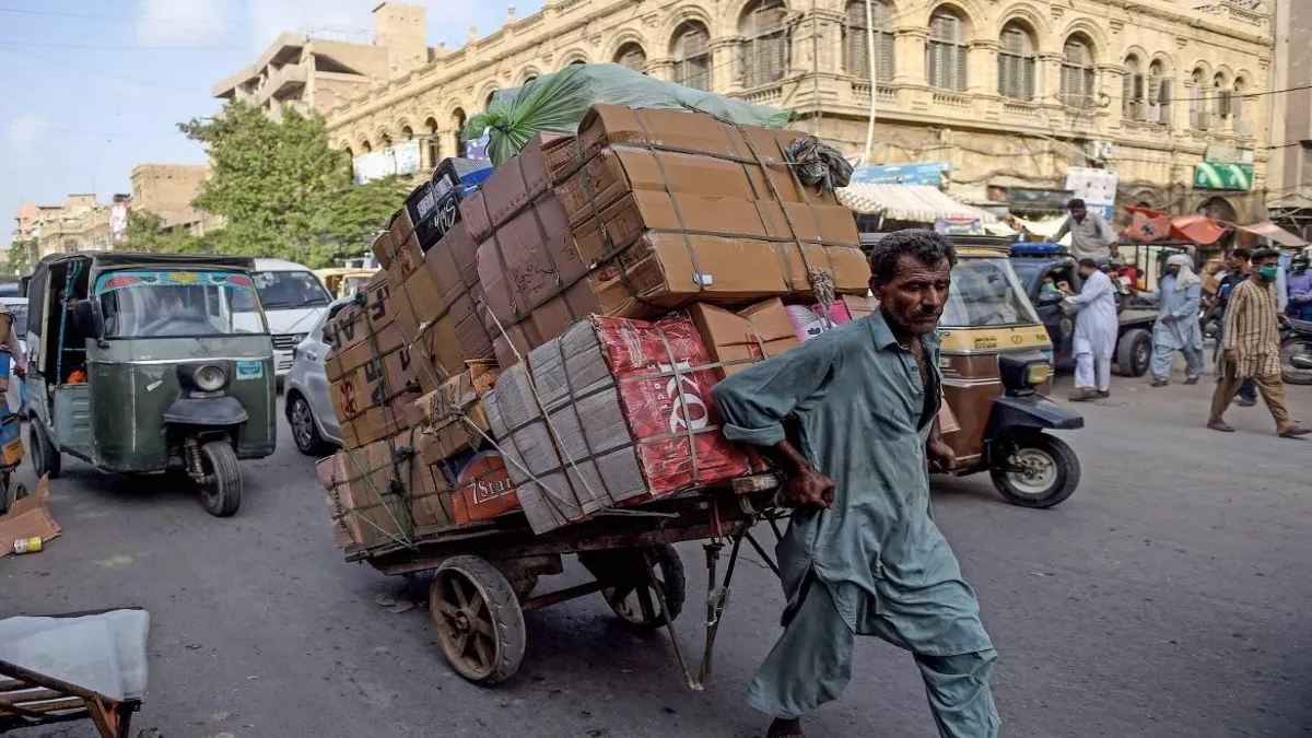 दिवालिया होने की कगार पर खड़े पाकिस्तान ने आम जनता पर डाला 30 अरब रुपये टैक्स का बोझ