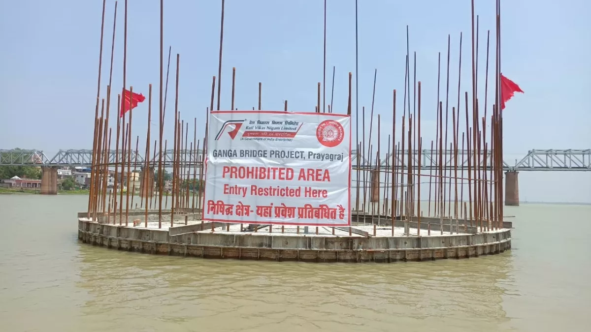 Prayagraj Flood News: गंगा नदी पर निर्माणाधीन Railway Bridge के कुएं पानी में डूबे, रेलवे ने जारी किया अलर्ट