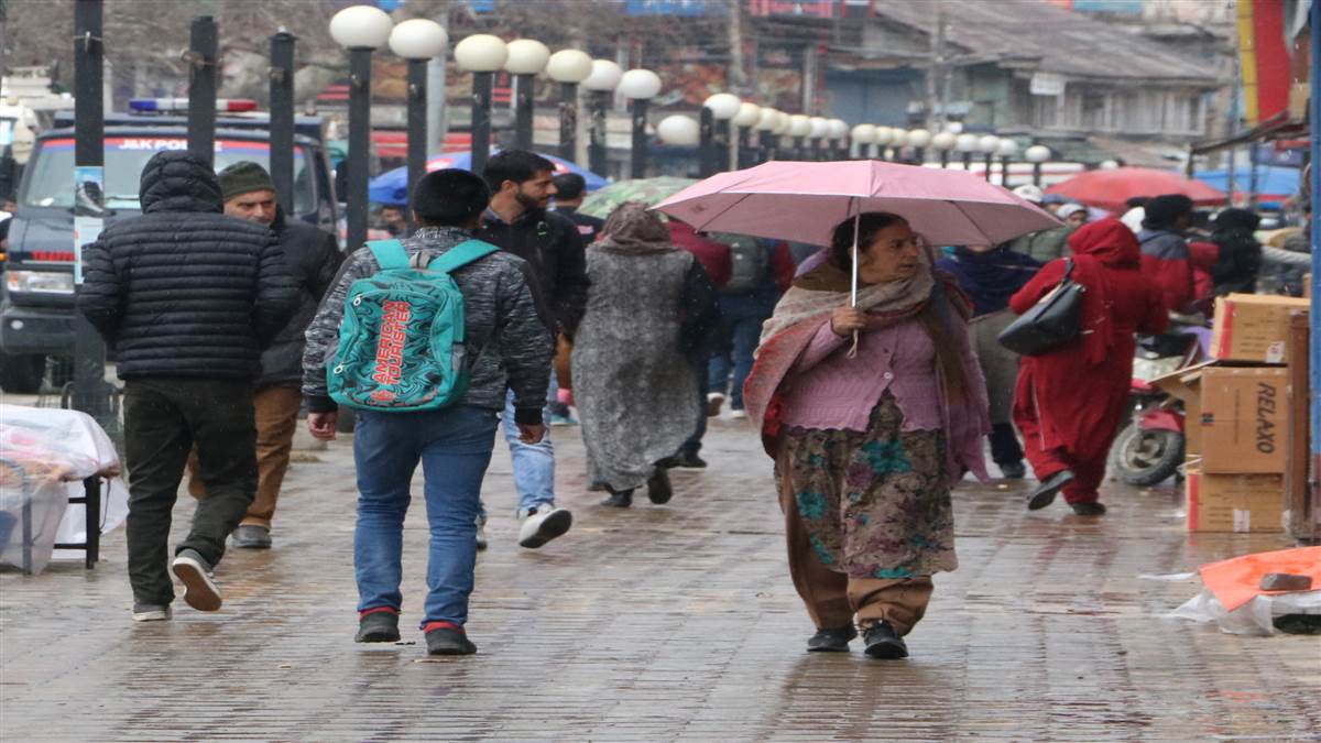 https://www.jagranimages.com/images/newimg/01082022/01_08_2022-rainfall-in-srinagar_22943708.jpg