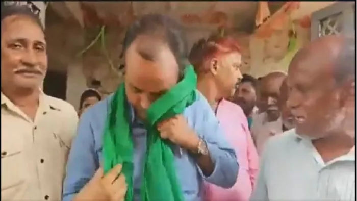 मंदिर से निकलते वक्त माथे से तिलक पोछते डॉ. इरफान अंसारी।