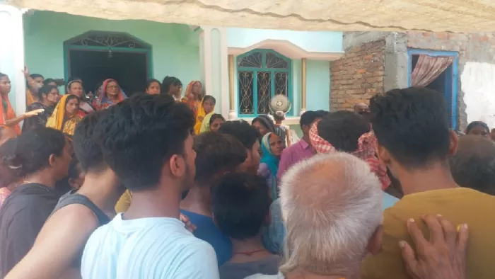 मृतक सिपाही के घर पर उमड़ी लोगों की भीड़। फोटो जागरण