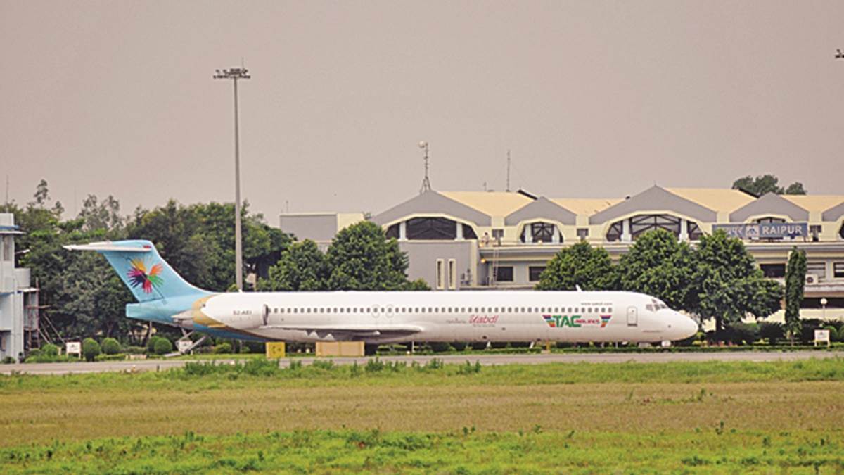 https://www.jagranimages.com/images/newimg/01082024/01_08_2024-bangladeshi_aircraft_23770413.jpg