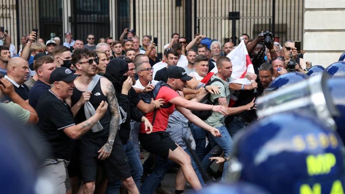 https://www.jagranimages.com/images/newimg/01082024/01_08_2024-britain-protest_23770093.jpg