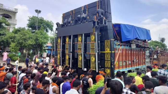 मेरठ की सीमा में आते ही झारखंड का सार्जन व नोएडा का रावण डीजे बंद