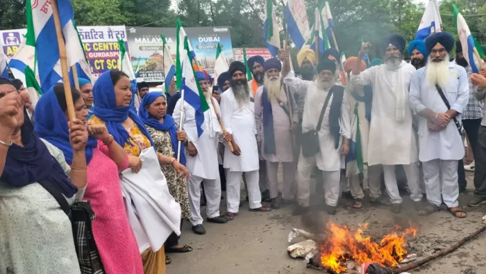 किसानों ने केंद्र, हरियाणा और पंजाब सरकार के विरोध में निकाला रोष मार्च