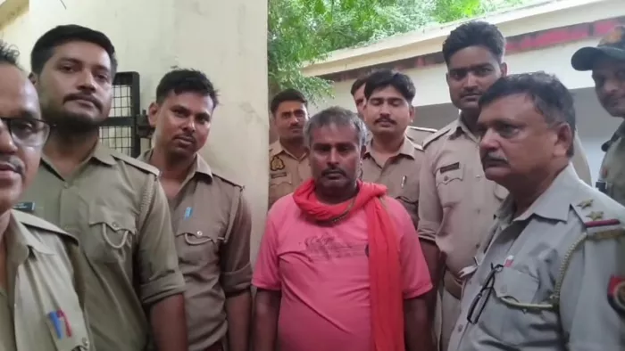 सत्र न्यायालय बांदा में फांसी की सजा होने के बाद कोर्ट से बाहर निकलता दोषी किन्नर यादव। वीडियाेग्रैब