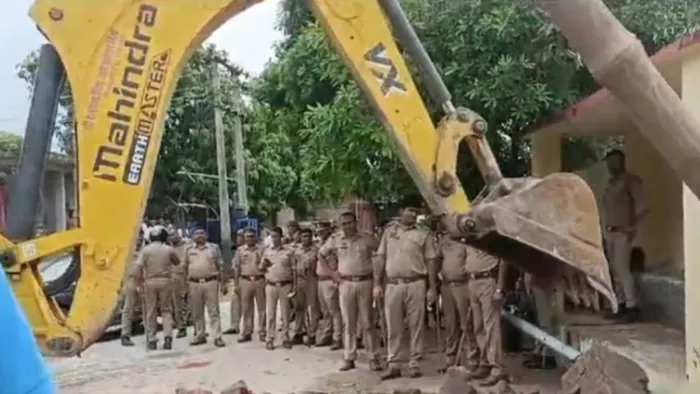 बड़हलगंज के टाड़ा गांव में निर्माणाधीन चबूतरे को गिराता जेसीबी जागरण