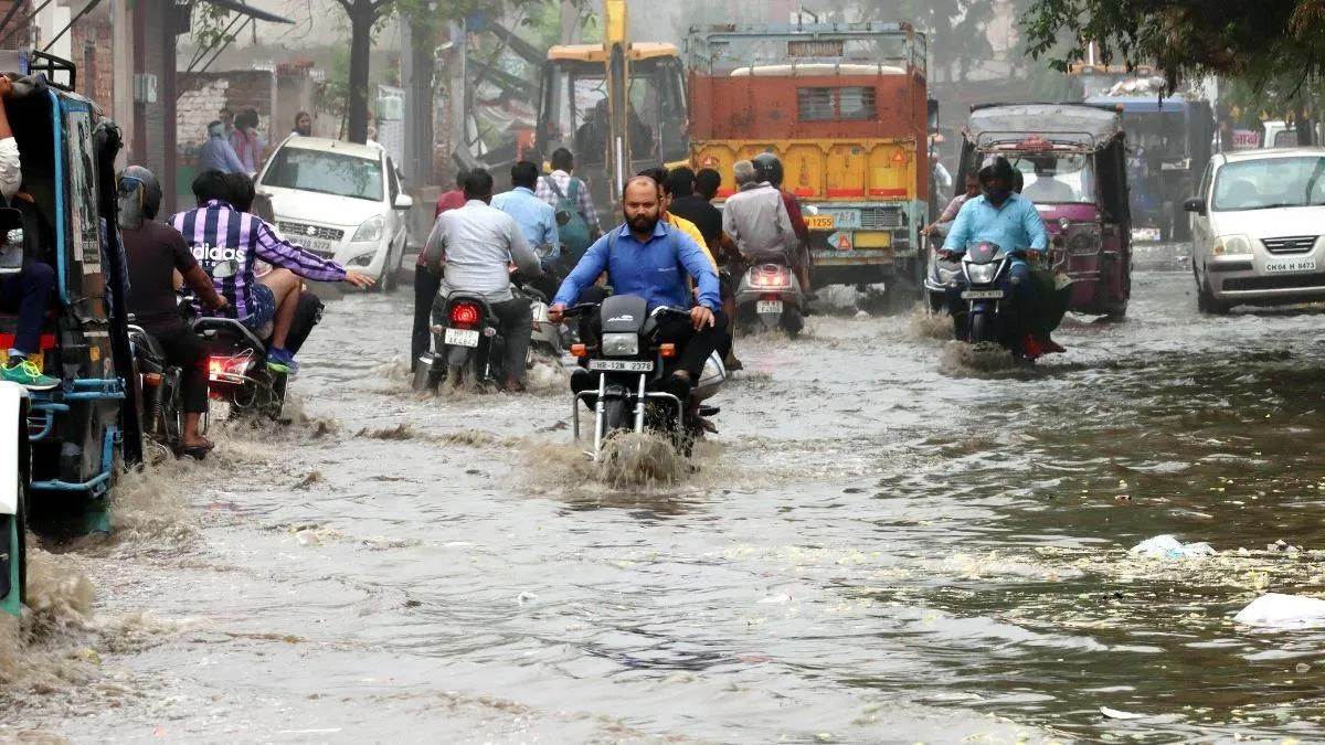 https://www.jagranimages.com/images/newimg/01082024/01_08_2024-heavy_rain_23769769.jpg