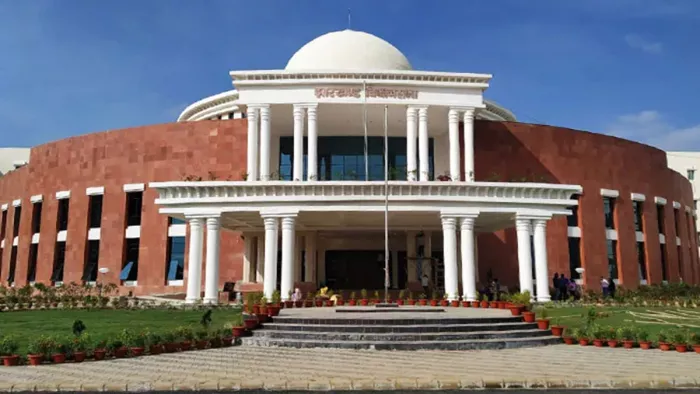 झारखंड विधानसभा में धरने पर बैठे भाजपा विधायकों को मार्शल ने निकाल बाहर